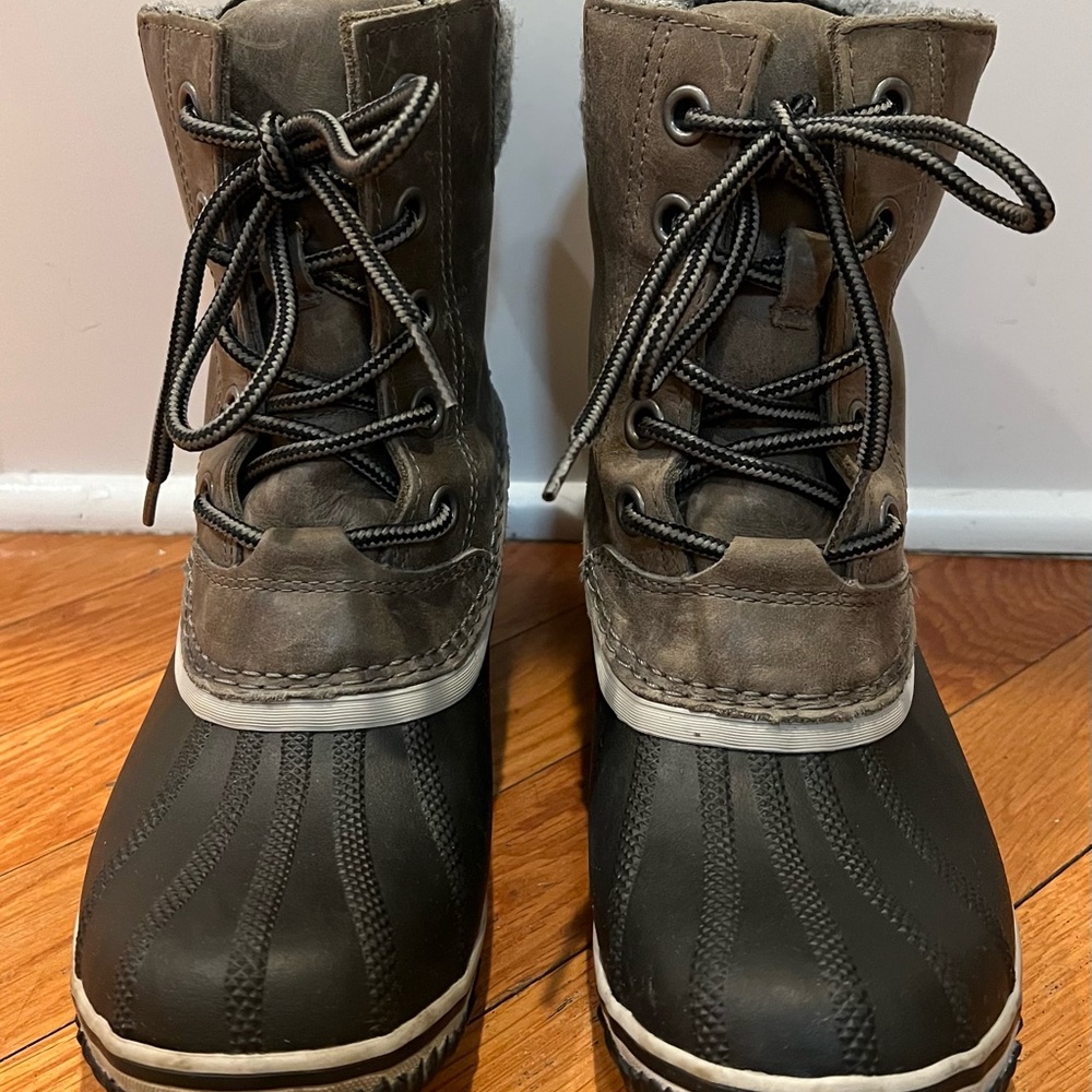 Sorel Women’s Gray and Black Lace-Up Winter Boots Duck Boots Size 8
